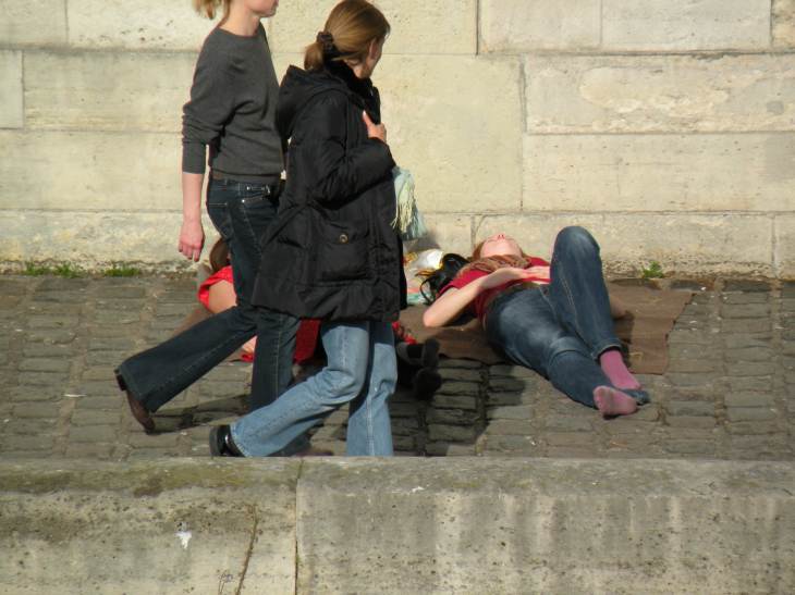  allongées sur les berges de la Seine